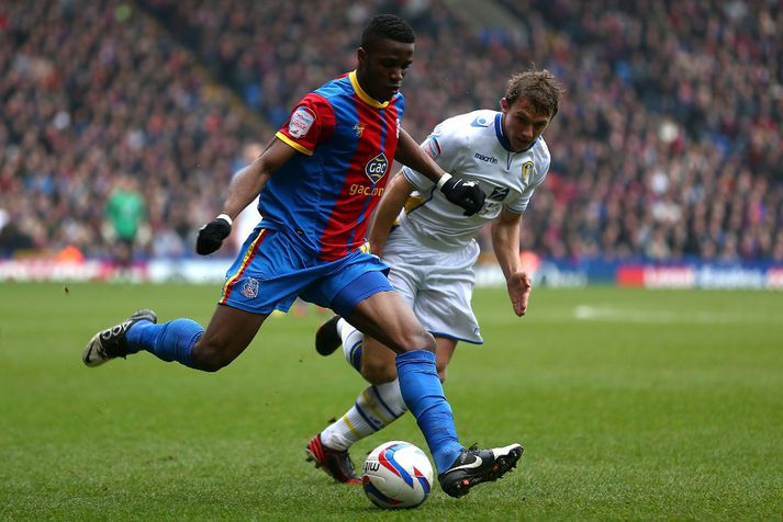Zaha í baráttu við Stephen Warnock bakvörð Leeds United á laugardag.