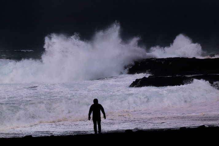 Áfram spáir leiðindaveðri; éljum og roki.