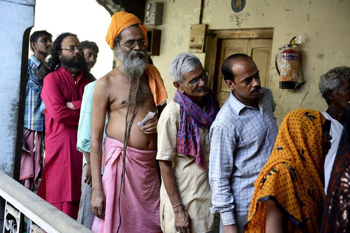 Kjósendur í borginni Varanasi biðu þess að komast í kjörklefann.