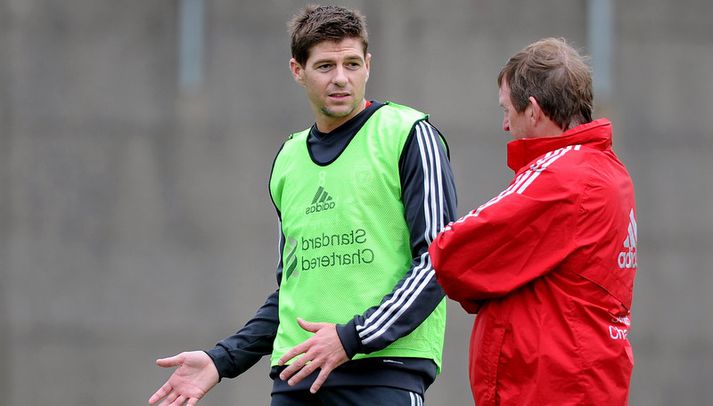Dalglish og Steven Gerrard ræða málin.