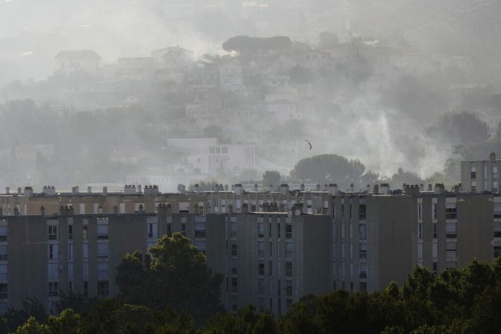 Reyk leggur yfir íbúðahverfi í Marseille.