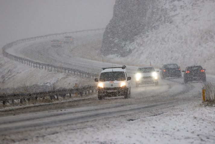 Hinir ýmsu vegir verða lokaðir vegna veðurs og snjóflóðahættu. 