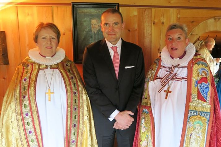 Guðni Th. Jóhannesson forseti í Auðunarstofu á Hólum ásamt Agnesi M. Sigurðardóttur, biskupi Íslands, og vígslubiskupi Hólastiftis, Solveigu Láru Guðmundsdóttur.