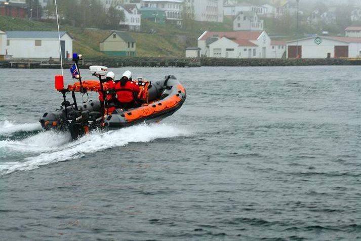 Strandbátur með níu manns um borð er strandaður við Skoreyjar.