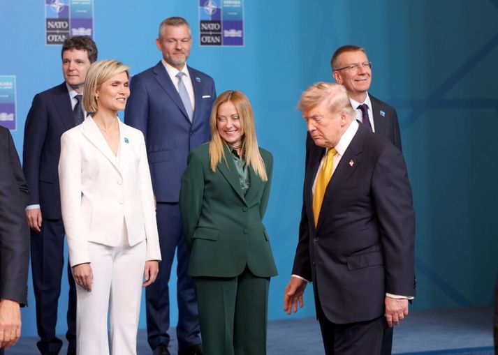 Kristrún Frostadóttir og Donald Trump voru bæði á leiðtogafundi Nató. Á milli þeirra er Giorgia Meloni.