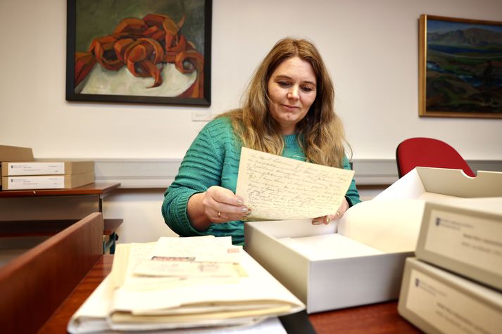 Anna Dröfn Ágústsdóttir sagnfræðingur að störfum á Borgarskjalasafninu.