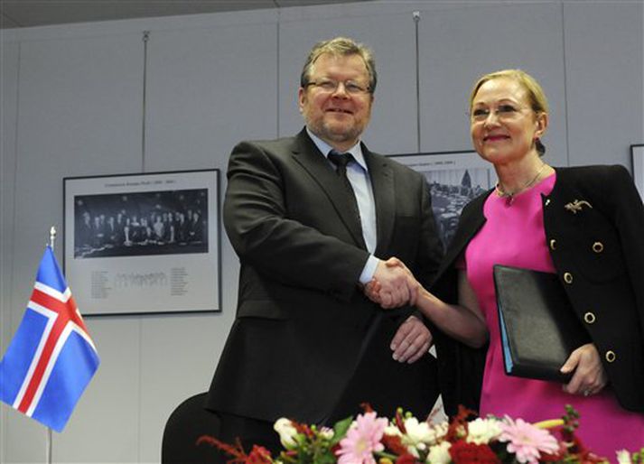 Össur Skarphéðinsson undirritaði samkomulagið ásamt  Benitu Ferrero-Waldner í Brussel í dag.