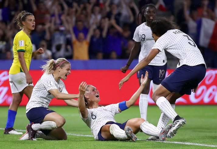 Eugénie Le Sommer og Wendie Renard fagna með Amandine Henry, hetju Frakka.