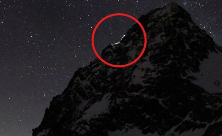 Myndin sýnir ljós parsins þar sem þau eru á leið upp á topp.