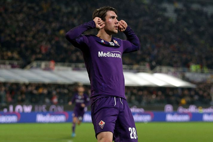 Dusan Vlahovic fagnar glæsilegu marki sínu fyrir Fiorentina á móti Internazionale en fyrir vikið komst Juve upp að hlið Inter.