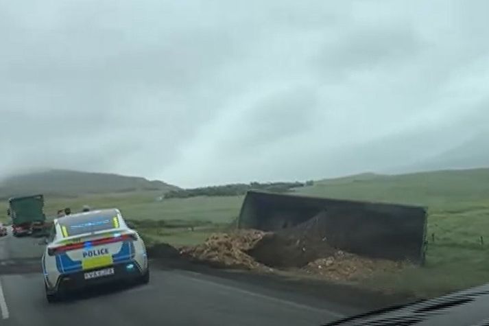 Bíllinn var staddur skammt norðan við Hvalfjarðargöngin. 