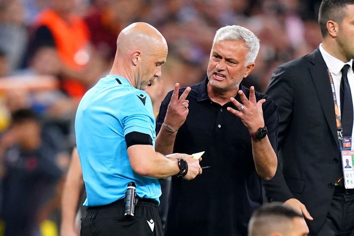 Mourinho hafði ýmislegt að segja við Anthony Taylor bæði í og eftir leik Roma og Sevilla.