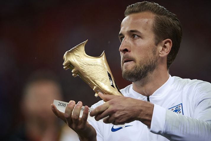 Harry Kane með Gullskóinn sem hann fékk fyrir að vera markakóngur HM í Rússlandi 2018.