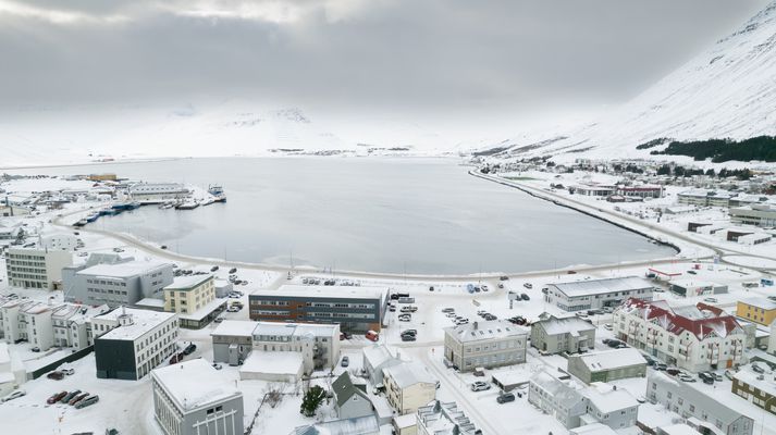 Árásin átti sér stað utandyra í miðbæ Ísafjarðar.