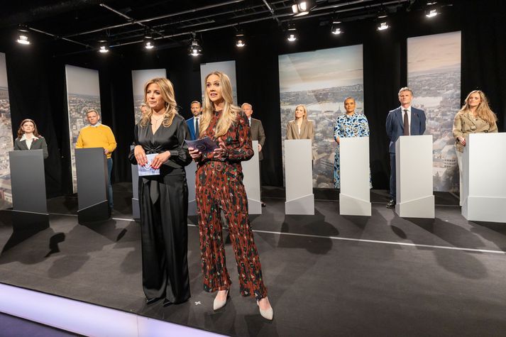 Sunna Sæmundsdóttir og Elísabet Inga Sigurðardóttir stýra umræðum oddvitanna.