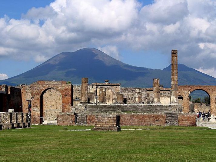 Bærinn Pompeii með Vesúvíus í baksýn