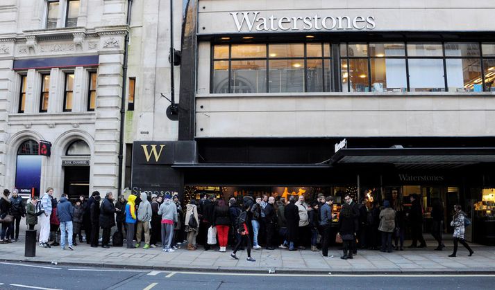 David Willis lét vita af sér á Twitter og Instagram þegar hann læstist inni Waterstones í gærkvöldi.