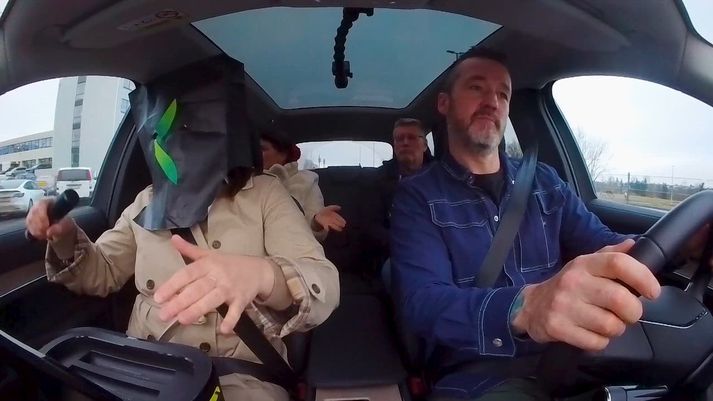 Það reynist eflaust einhverjum erfitt að giska á hver er undir pokanum að þessu sinni.