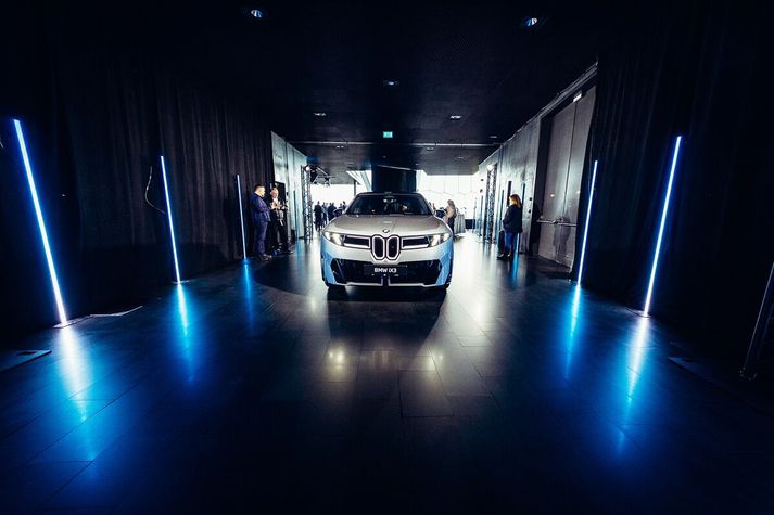 Þessi bíll er sagður marka upphaf nýrra tíma hjá BMW og var til að mynda valinn bíll ársins og rafbíll ársins 2026 á World Car Awards og bíll ársins hjá Top Gear.