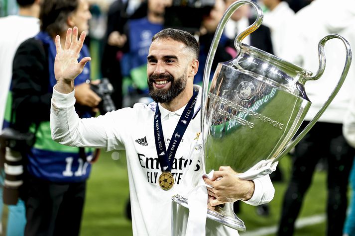 Daniel Carvajal með Meistaradeildarbikarinn sem Real Madrid vann 2022.