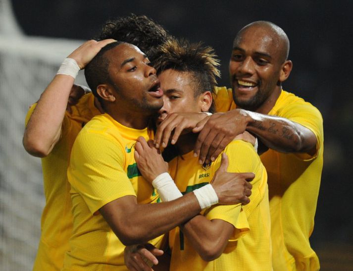 Robinho, Neymar og Maicon fagna marki í gærkvöld.