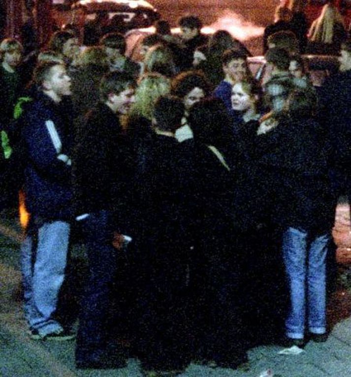 Miðbærinn á laugardagskvöldi. Fimmtán prósent ungmenna undir sextán ára aldri reykir að staðaldri. Fjórum árum síðar er hlutfallið komið yfir 30 prósent.