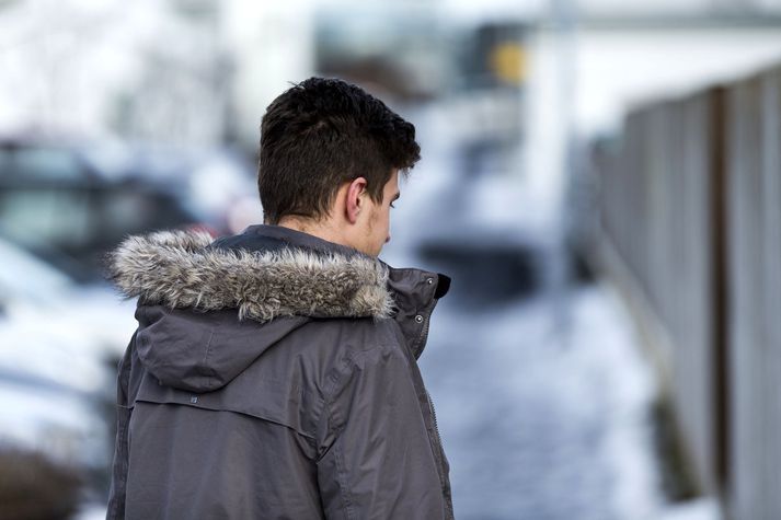 Jakob kom til Íslands í byrjun janúar. Hann bíður eftir að fara á unglingaheimilið Hraunberg í Breiðholti og dreymir um að fara í nám tengt viðskiptafræði. Honum hefur verið greint frá því að það sé ekki hægt. 