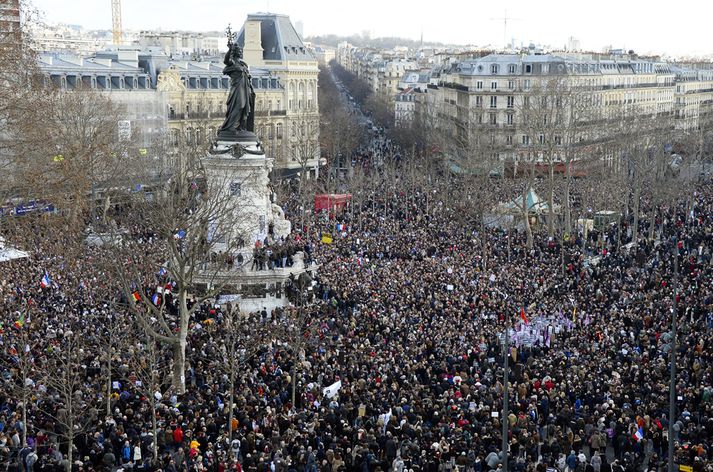 Gífurlegur fjöldi fólks hefur komið saman á Lýðræðistorginu í París.