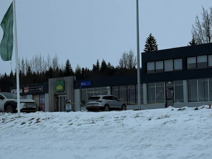 Verslun Olís í Varmahlíð var lokað það sem eftir lifði dags enda starfsfólk í áfalli eftir slysið.