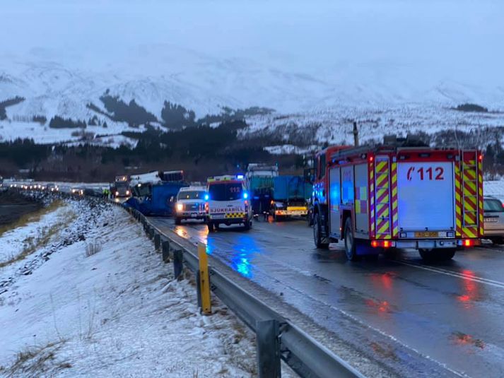 Vesturlandsvegi var lokað um tíma vegna slyssins á föstudag.