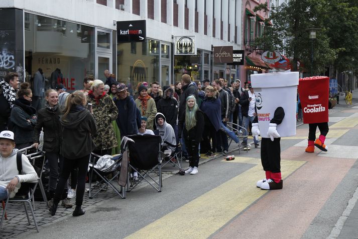 Um 200 manns voru fyrir utan staðinn í morgun.