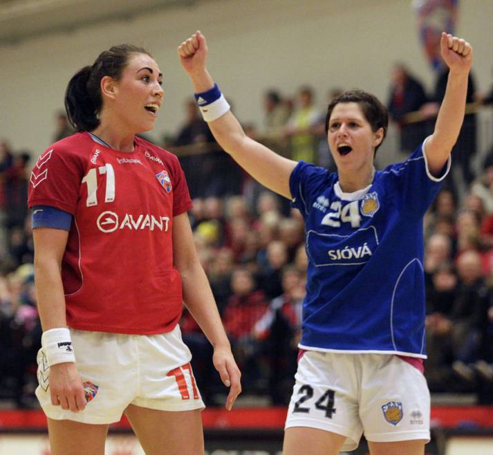 Anna Úrsúla Guðmundsdóttir og Pavla Nevalirova í leiknum í kvöld.