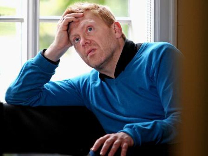 Jón Gnarr hittir slökkviliðsmenn núna klukkan tíu. Mynd/ Valgarður.