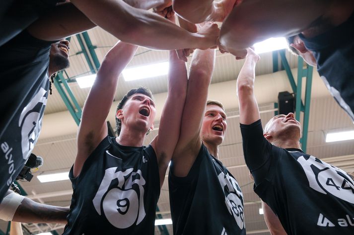 Þórir Guðmundur Þorbjarnarson fagnar með liðsfélögum sínum í leikslok,