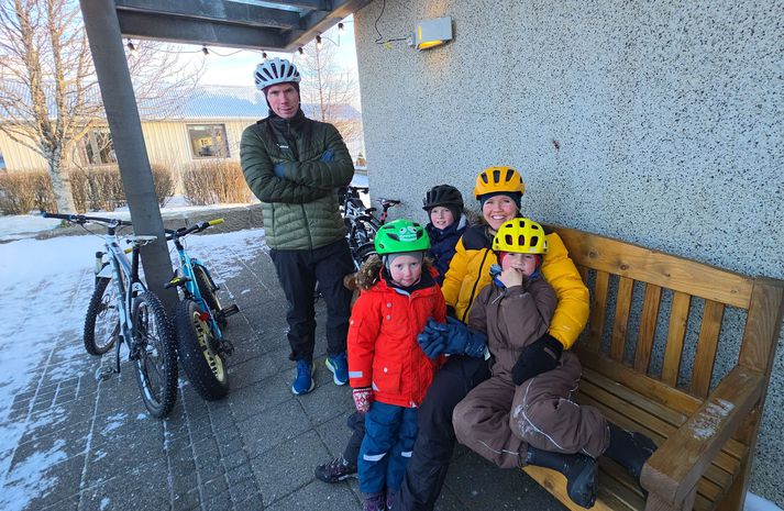 Hjólafjölskyldan í Hveragerði, Sólveig Dröfn og Einar með börunum sínum þremur eða þeim Örvari Þór, Andrési og Unndísi Evu. Að sjálfsögðu eru allir með hjálma eins og alltaf þegar fjölskyldan er úti að hjóla.