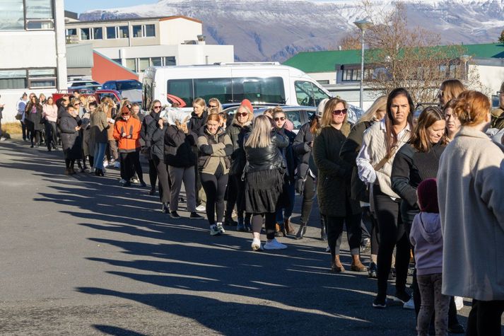 Tugir mættu í röðina til að reyna að gera góð kaup.