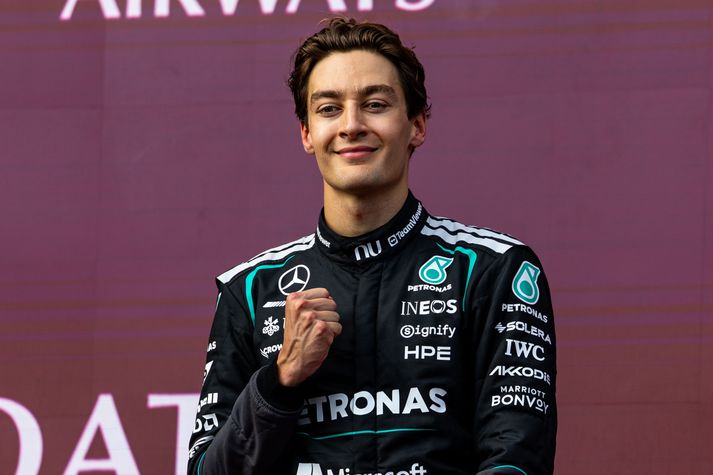 George Russell fagnar hér sigri í fyrstu keppni tímabilsins.