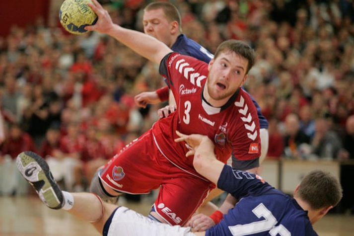Vörn Vals réð lítið við línumanninn Pétur Pálsson. Mynd/Daníel