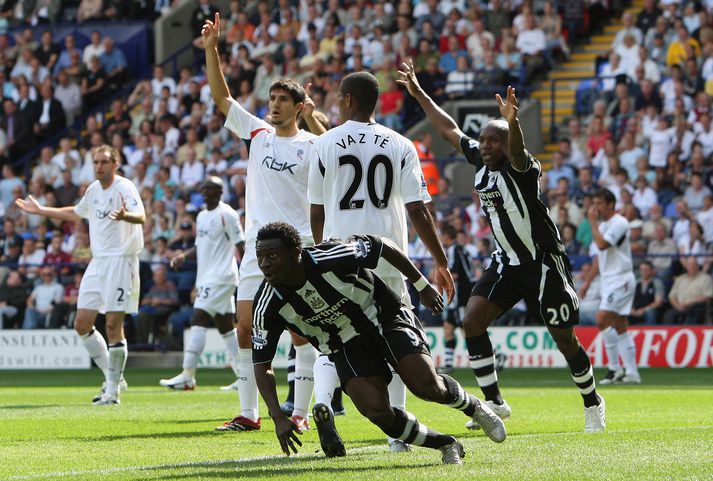 Obafemi Martins skoraði tvö mörk fyrir Newcastle gegn Bolton.