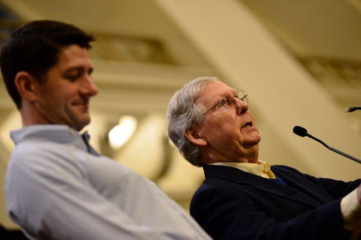 Ryan (t.v.) og McConnell (t.h.) sitja nú undir skeytasendingum eigin forseta.