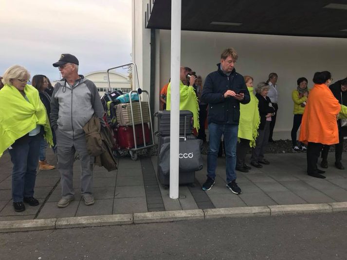 Hótelið var rýmt vegna eldsins. Eftir því sem fréttastofa kemst næst varð engum meint af en þeir sem þurftu að rýma hótelið fengu aðhlynningu fyrir utan.