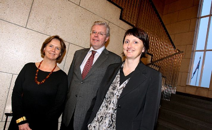 Kristín Ingólfsdóttir, rektor Háskóla Íslands,  Einar K. Guðfinnsson, sjávarútvegs- og landbúnaðarráðherra og  Sjöfn Sigurgísladóttir, forstjóri Matís handsöluðu samning HÍ og Matís í dag.
