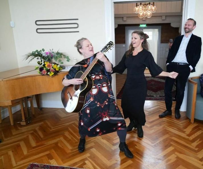 Glatt á hjalla við afhendinguna í Höfða í dag. Hér spilar Ólöf Arnalds á gítar og Erna Ómarsdóttir borgarlistamaður dansar. Einar Þorsteinsson borgarstjóri skemmtir sér konunglega.