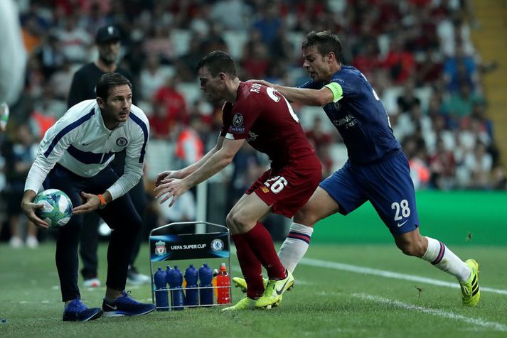 Frank Lampard tekur boltann eftir baráttu á milli Andy Robertson og Cesar Azpilicueta.