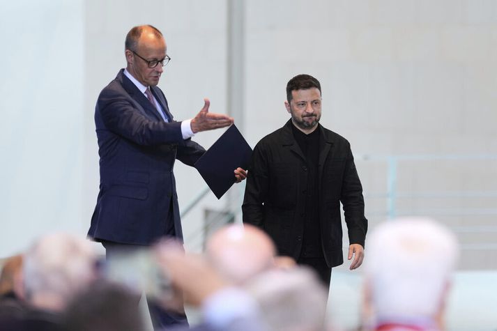 Volodýmýr Selenskíj, forseti Úkraínu, (t.h.) með Friedrich Merz, kanslara Þýskalands, (t.v.) í Berlín í maí. Þeir hittast aftur í þýsku höfuðborginni í dag.