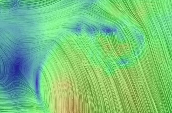 Veðurstofan varar fólk við því að vera á ferli og segir ferðalög á milli landshluta alls ekki ráðleg.