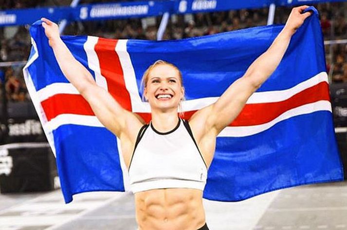 Anníe Mist Þórisdóttir fagnar góðum árangri á CrossFit móti.