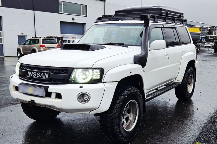 Bíllinn sem Lukas seldi hinum grunaða er sérútbúinn Nissan Patrol.