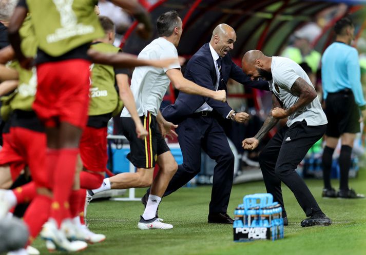 Roberto Martínez, spænskur þjálfari Bekga og franski aðstoðarmaður hans Thierry Henry fagna marki á HM í Rússlandi.