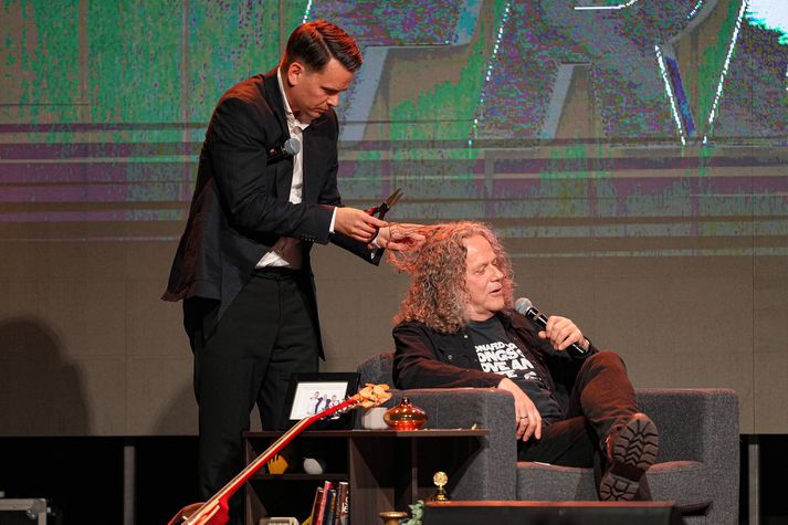 Eitt frægasta hár Íslands. Benni klippir hér lokk úr Hauki.